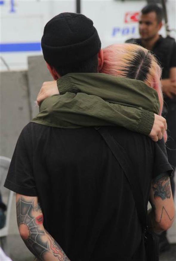 Şu iki İran'lı gencin katili olmayın!
Saçının rengi, dövmeleri yüzünden katledileceklerini, elinin kesileceğini söylüyorlar!
Bırakın bu iki genç bu topraklarda kalsın...