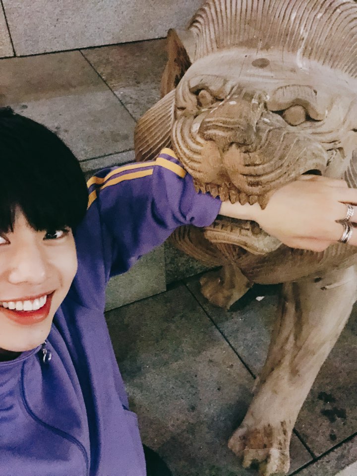 bnmboysofficial's tweet photo. [#MXM/#김동현] 안녕하세요 여러분!! 하루 중 가장 동현스러운 시간에 찾아왔습니다!! 가든스 바이 더 베이에 있던 친구들인데요! 처음엔 귀여워서 쓰담쓰담 해주다가 입이 허전해 보이길래 팔 한쪽 물려주고 왔습니다!! 잘 안빠지니까 조심하세요!! 혹시나 해서요...🦁 https://t.co/tBbQVQOwdH