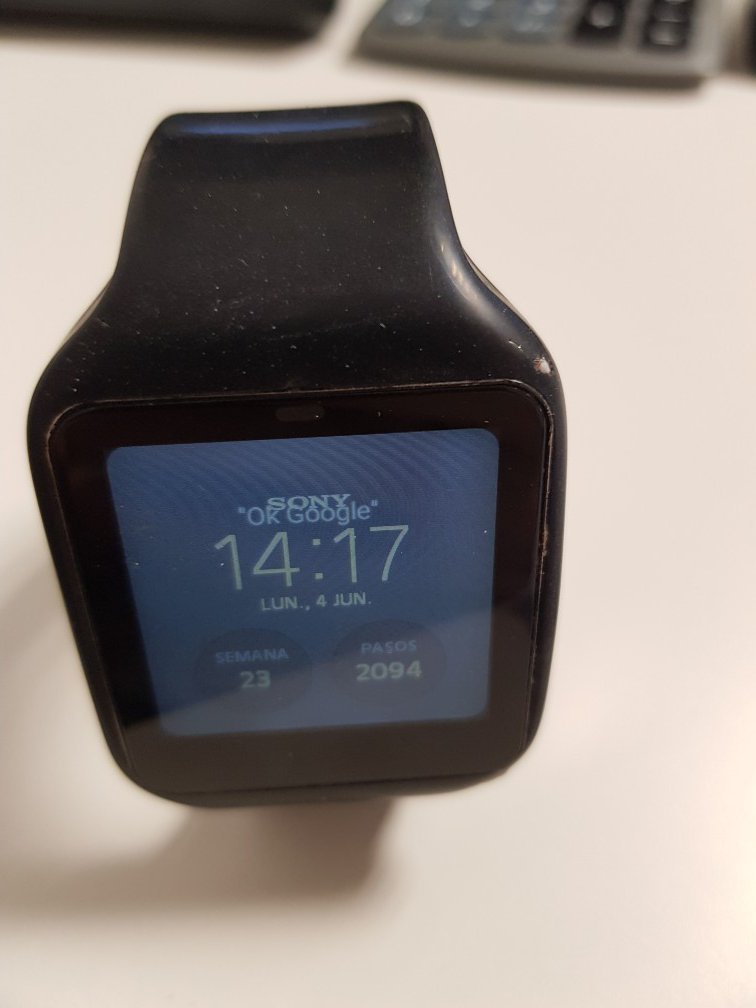 neroncete1's tweet image. Ahí sigue aguantando valientemente mí #sony #smartwatch3 y va tan bien que ocasionalmente lo sigo usando.