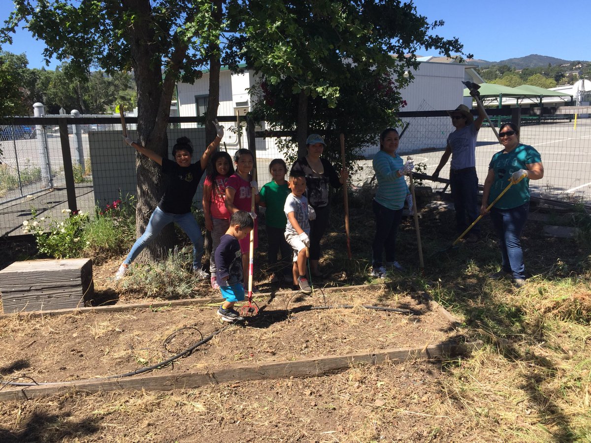This team took down practically every weed the garden could throw at them and could still do the superstar pose as well! Thanks for the amazing work and energy!  #lynwoodtigers