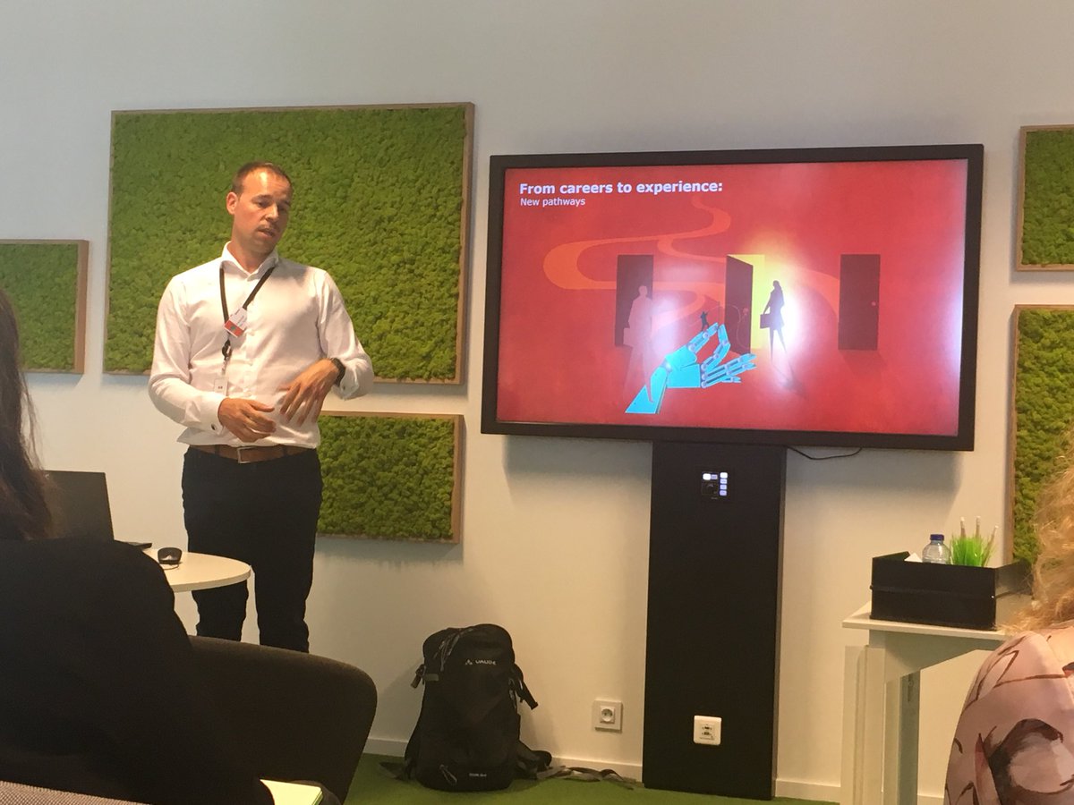 IneSalmon's tweet photo. How much are you doing with data from your LMS? How much is Zalando doing with their data... Still a lot of work to do #HCMasterclass2018 @fvtornout https://t.co/a2U89yJXwT