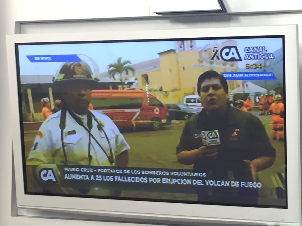 Catherine_Gregg's tweet photo. Al aire informando desde muy temprano todas los detalles de la tragedia #erupcionvolcandefuego @CanalAntigua Nuestro compañero @ZebaduaW en vivo desde San Juan Alotenango. #ALas5:45 https://t.co/Zv2HwZNGn6