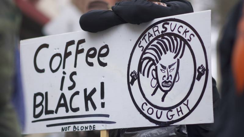 175.000 Starbucksmedewerkers op discriminatie-cursus!👌
Personen moeten zich realiseren dat ze zelf  veel invullen. Dit is iets waar wij veel aandacht aan schenken, vooral omdat dit onbewust gebeurt. nos.nl/artikel/223414…