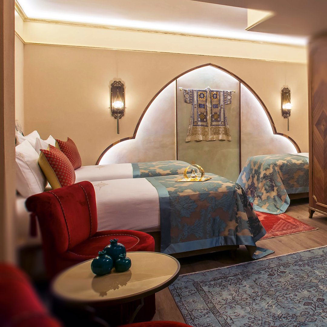 Küçük aileler veya arkadaş grupları için ideal seçim olan Üç Kişilik odamız, modern mobilyalar ve Osmanlı dokunuşları ile dekore edilmiştir.
Our Triple Room, ideal choice for small families or groups of friends, is decorated with mordern furnishings and Ottoman touches.