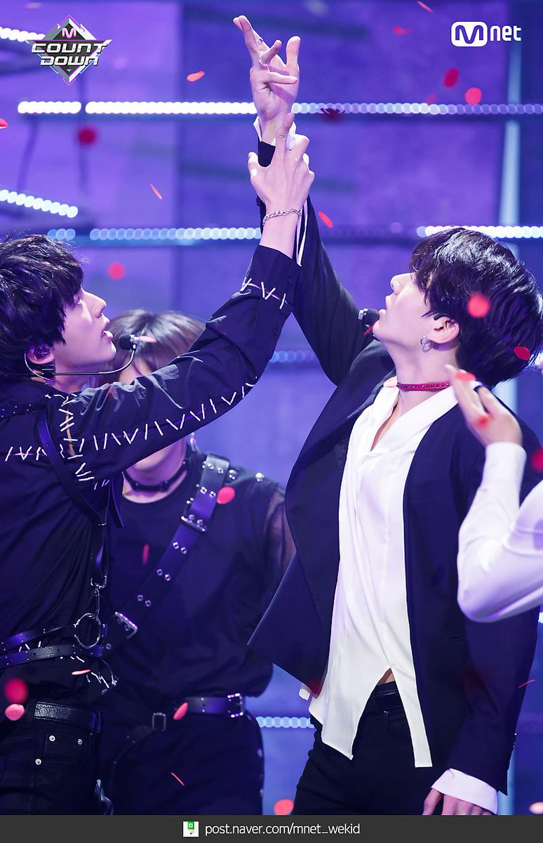 BTS FAKE LOVE DNA トレーナー1枚 Tシャツ　2枚 BTS FAKE LOVE DNA トレーナー1枚 Tシャツ 2枚 BTS FAKE LOVE DNA