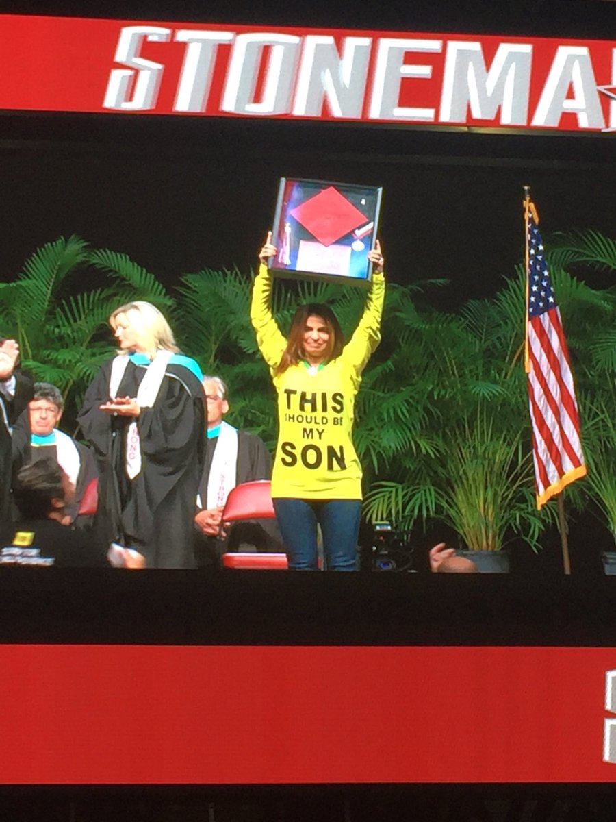 mansuraminhas's tweet photo. Joaquin Oliver's mom at #StonemanDouglas graduation.
It takes more than courage to do this 😢
#MSDGRADUATION https://t.co/JJ1L7i9gH2