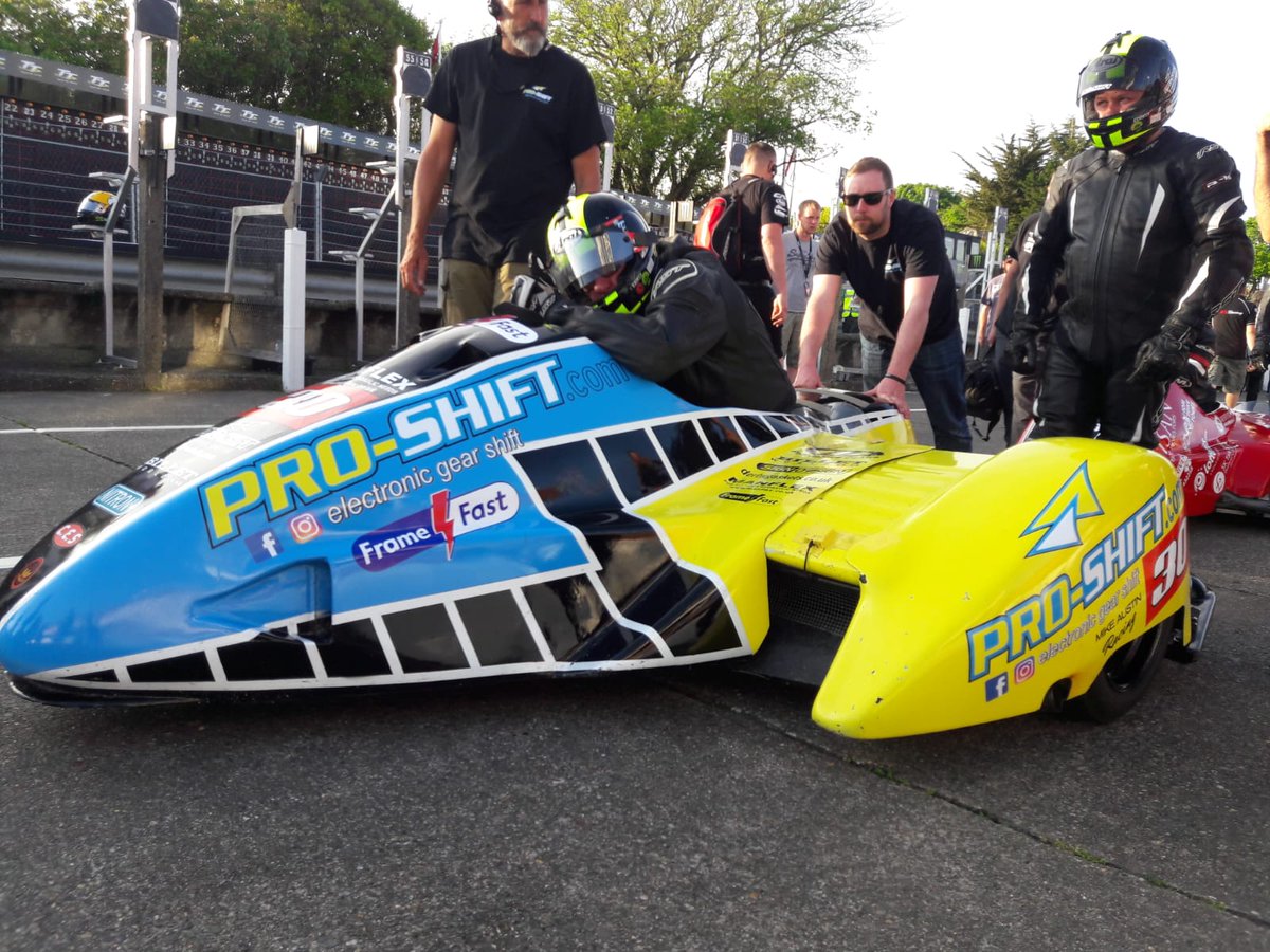 ProShiftT's tweet photo. Pro-Shift Team back on track & keeping cool...😁
#IOMTT #proshift #RoyTansley #IsleOfManTT #sidecars https://t.co/BTTua5lWGH