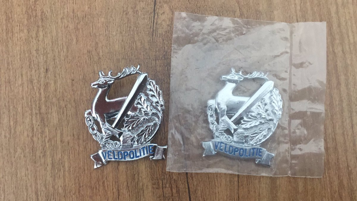 GraafmansP's tweet photo. Ben de zolder ff aan het opruimen en zodoende kom je nog eens iets tegen!
Wat mij betreft zouden we deze weer mogen gaan dragen. Buiten dat het een schitterend logo is, is toezicht &amp; handhaving meer dan nodig.
Of toch maar een drugsluik?! https://t.co/7RTyJfaORg