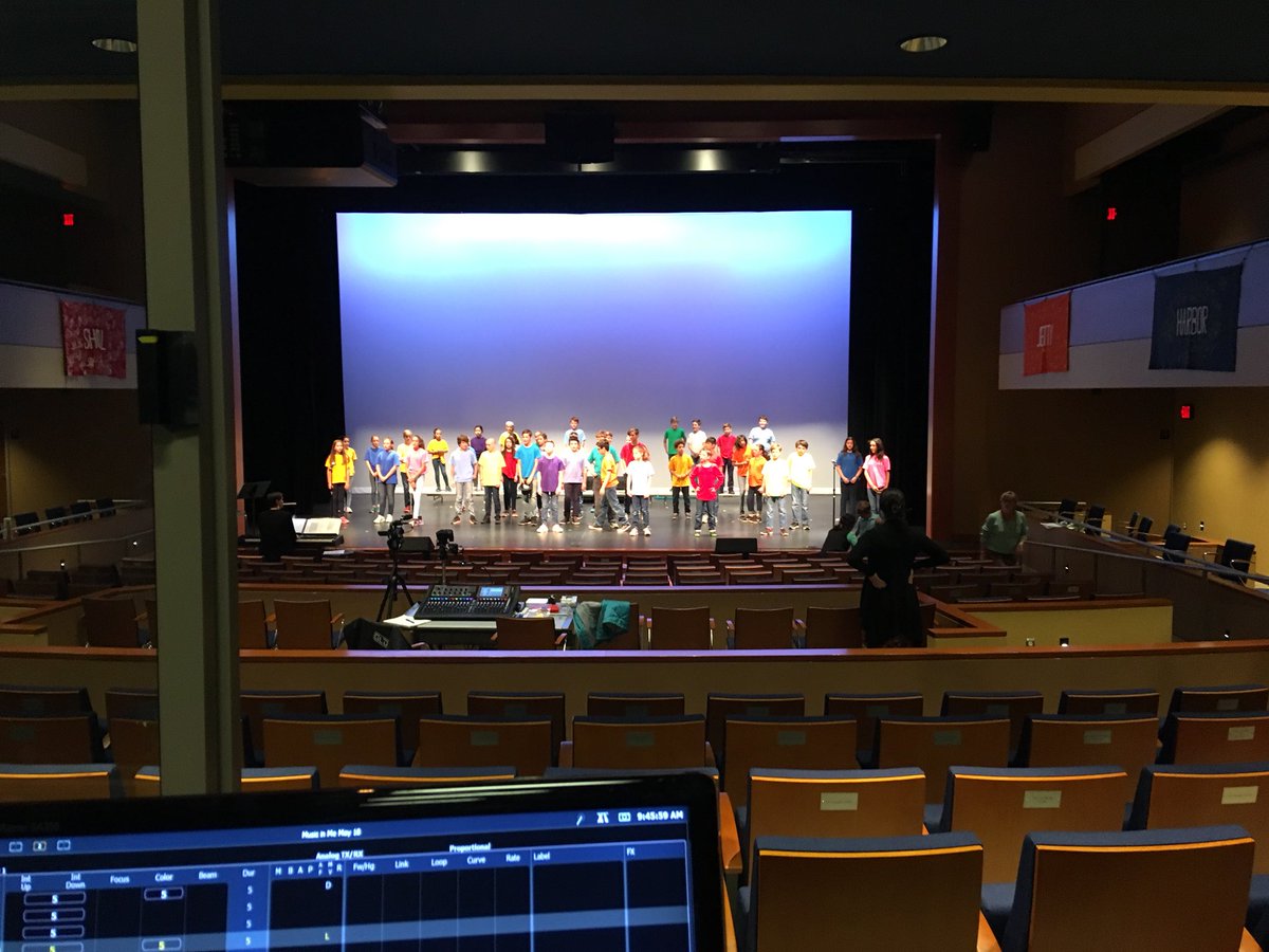 MrFrank5F's tweet photo. A behind the scenes look at the final dress rehearsal before today’s big show! https://t.co/x1JV3OQnKD