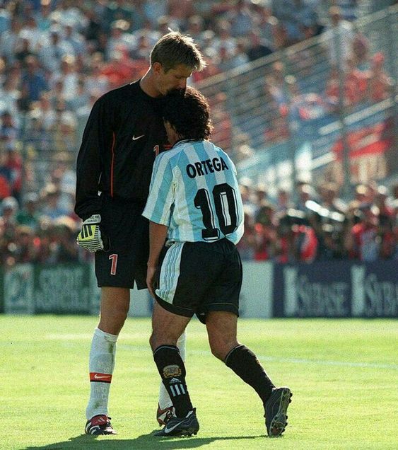 PortieriSiNasce's tweet photo. #EdwinvanderSar
#DutchGK 🇳🇱
#kiss ont the #Ortega's #head... https://t.co/iQOF1CLl2A