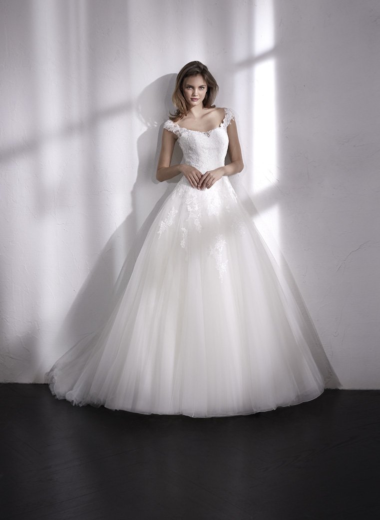 StPatrickBridal's tweet photo. What we love most from @coralsimanovich's wedding dress is the perfect combination of floral details and tulle. Just like LILEAS and  LEONOR dresses from #StPatrick2018 - https://t.co/pWctaSlcvQ  #coralandsergi https://t.co/WUK6ec3vwA