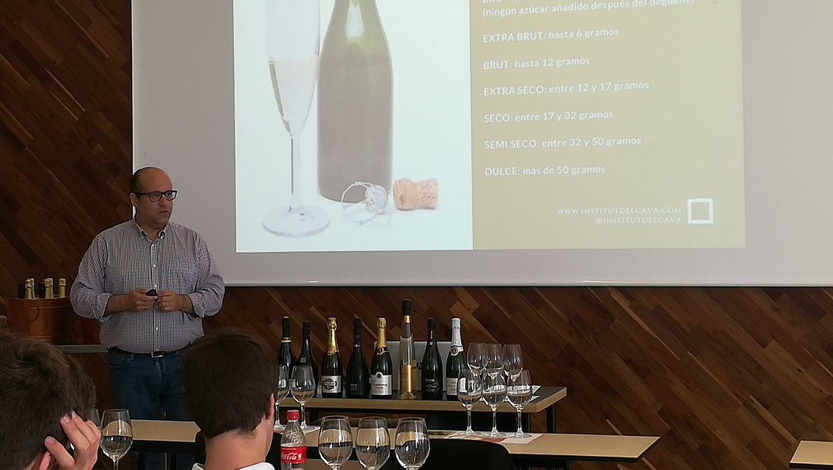 aecava's tweet photo. Magnífico #SeminariodeCava que @tonidegramona impartió en la Escuela de Hostelería Fundación Cruzcampo de Valencia hace unos días. #Cava #Cavalovers https://t.co/zZlIKgYbJJ
