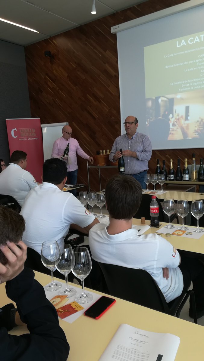 aecava's tweet photo. Magnífico #SeminariodeCava que @tonidegramona impartió en la Escuela de Hostelería Fundación Cruzcampo de Valencia hace unos días. #Cava #Cavalovers https://t.co/zZlIKgYbJJ