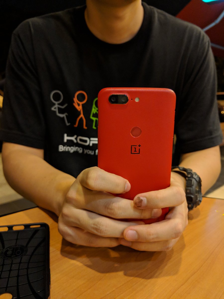 miorhaziq's tweet photo. Malam ni melayan tetamu Bro Syahimi nak pasang Dbrand skin Red. Katanya pernah try pasang sendiri sebelum ni, tapi tak menjadi. Ni dah pasang skin baru ada grip sikit, nak main game takdela licin asyik nak terjatuh je. Hehe
.
.

#dbo #dbrand #installationexpert https://t.co/FEWzTQ9GVw