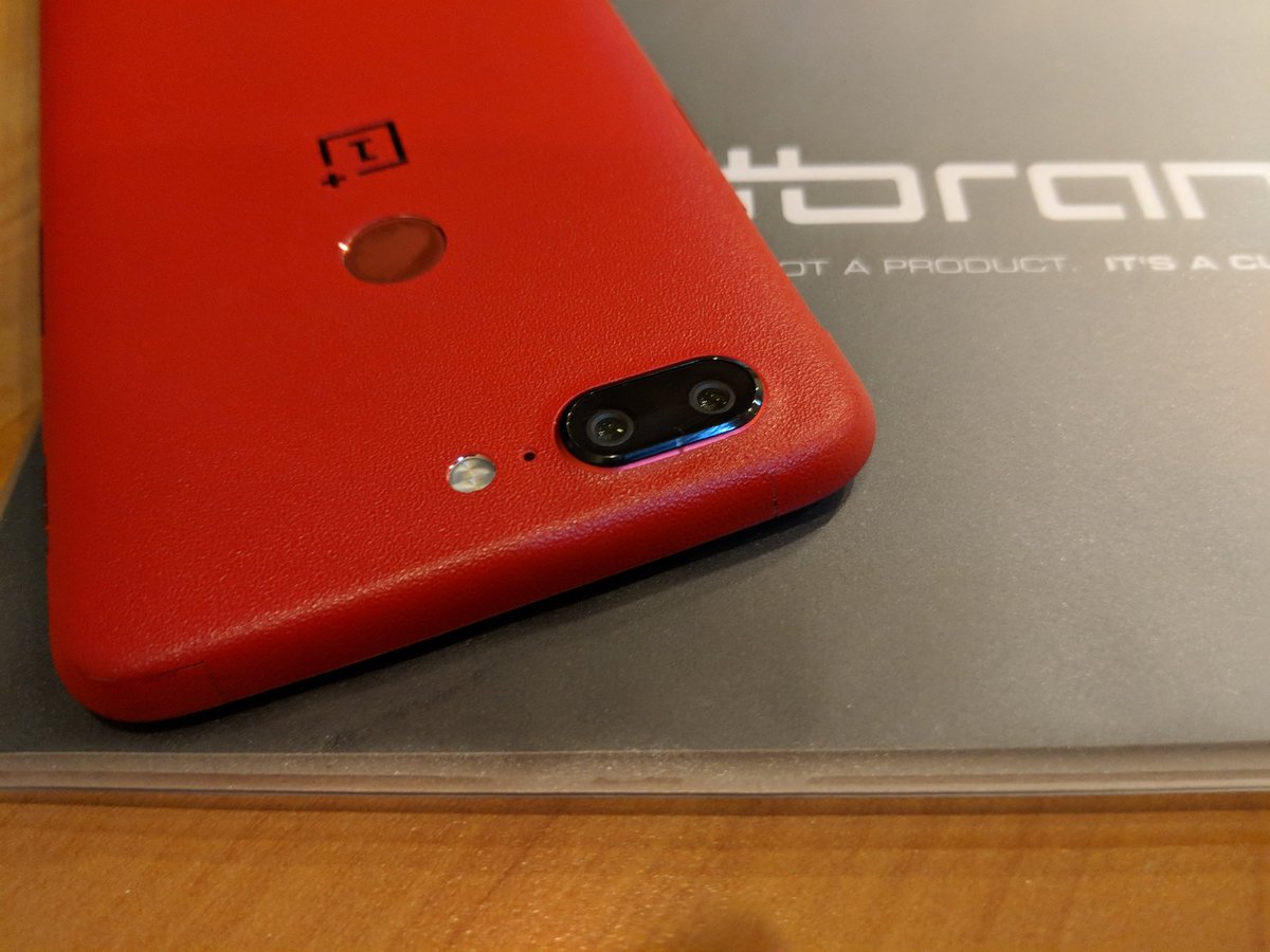 miorhaziq's tweet photo. Malam ni melayan tetamu Bro Syahimi nak pasang Dbrand skin Red. Katanya pernah try pasang sendiri sebelum ni, tapi tak menjadi. Ni dah pasang skin baru ada grip sikit, nak main game takdela licin asyik nak terjatuh je. Hehe
.
.

#dbo #dbrand #installationexpert https://t.co/FEWzTQ9GVw