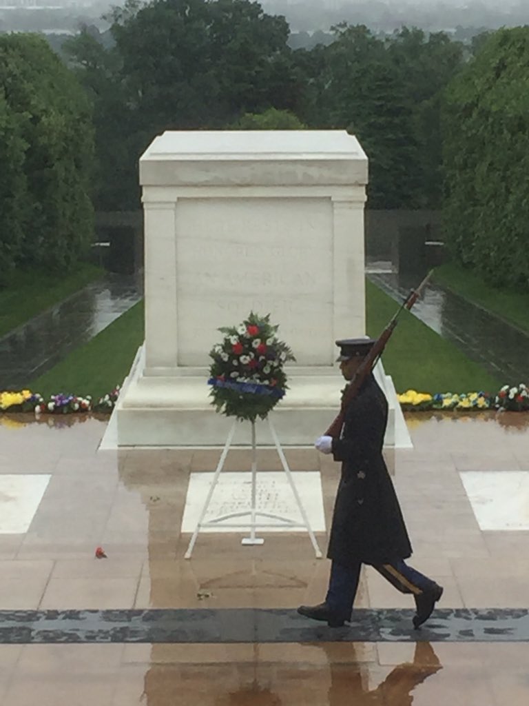 Shutterbugkara's tweet photo. Washington Gifted laid a wreath on the Tomb of the Unknown at Arlington National Cemetery. The students represented PPS150 so well. #psd150 #remarkable #soproud #proudAmerican #PeoriaIllinois https://t.co/7Ru7p9kBn2