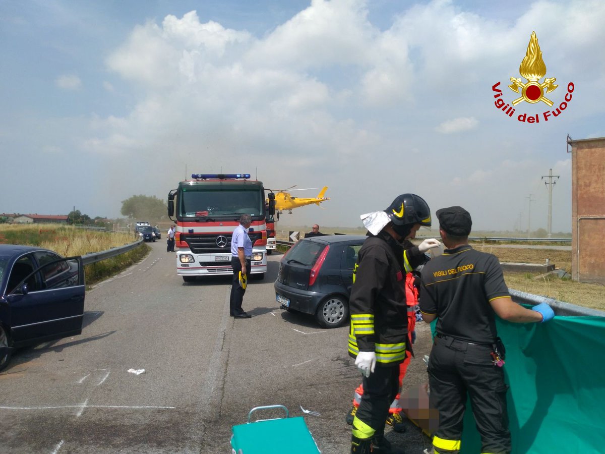 vvfveneto's tweet photo. #4giugno 11:00 #Eraclea(VE), frontale tra due auto a #CaTurcata #SP53: due feriti. #vigilidelfuoco estraggono l’autista della Punto preso in cura dal @SUEM_Veneto ed elitrasportato in ospedale. In pronto soccorso anche l’altro autista #soccorsiquotidiani #allaguidanondistarti https://t.co/M0JeFHUPFV