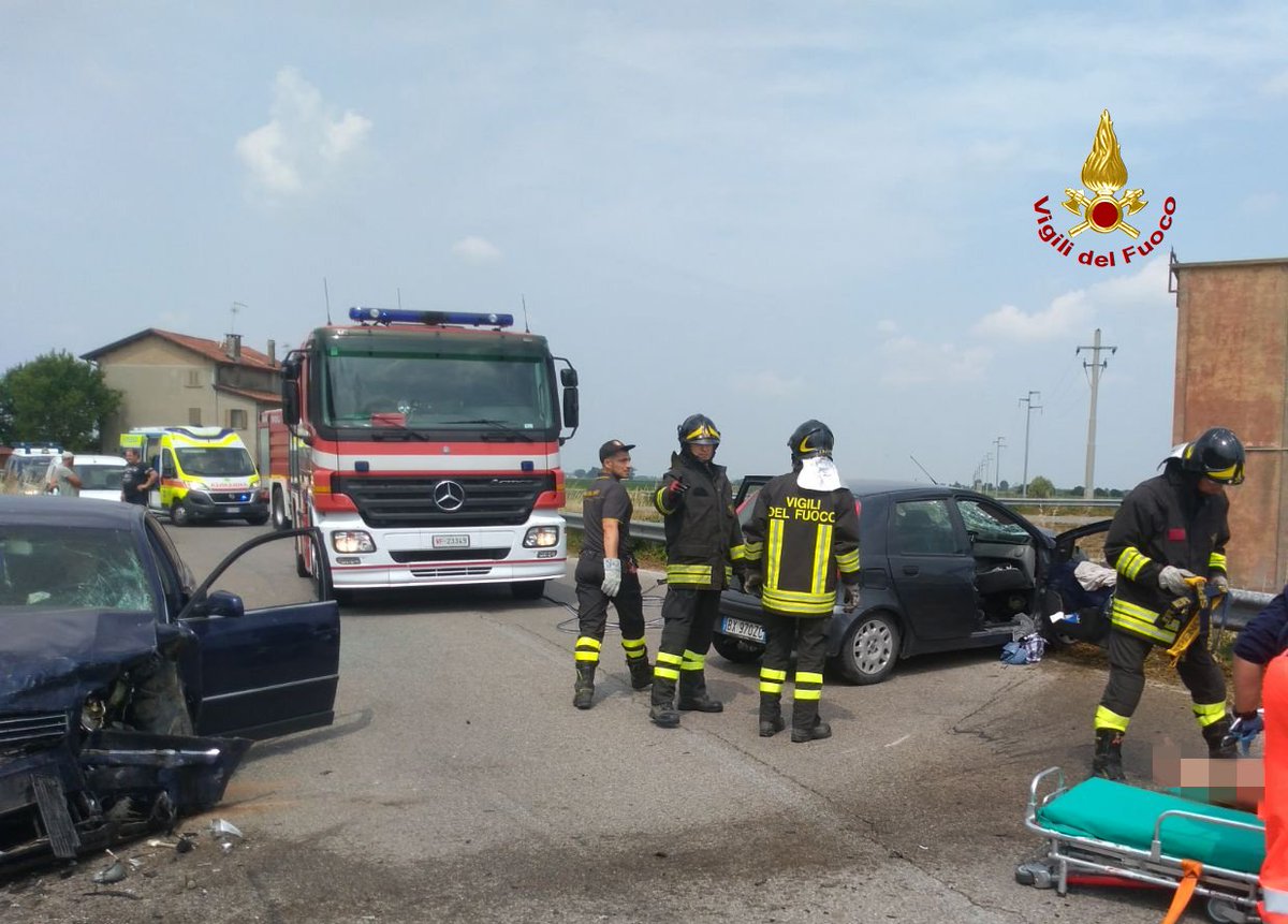 vvfveneto's tweet photo. #4giugno 11:00 #Eraclea(VE), frontale tra due auto a #CaTurcata #SP53: due feriti. #vigilidelfuoco estraggono l’autista della Punto preso in cura dal @SUEM_Veneto ed elitrasportato in ospedale. In pronto soccorso anche l’altro autista #soccorsiquotidiani #allaguidanondistarti https://t.co/M0JeFHUPFV