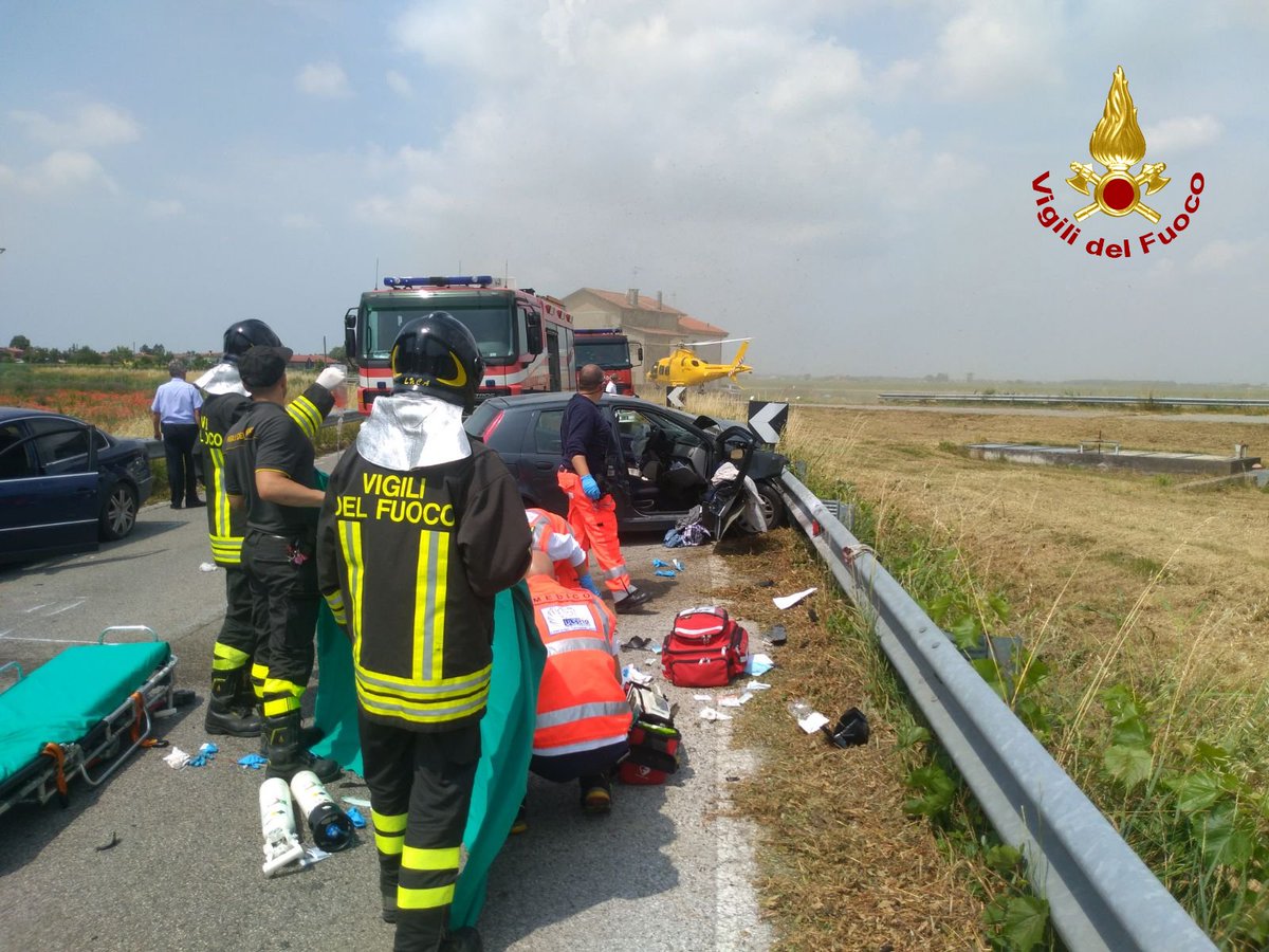 vvfveneto's tweet photo. #4giugno 11:00 #Eraclea(VE), frontale tra due auto a #CaTurcata #SP53: due feriti. #vigilidelfuoco estraggono l’autista della Punto preso in cura dal @SUEM_Veneto ed elitrasportato in ospedale. In pronto soccorso anche l’altro autista #soccorsiquotidiani #allaguidanondistarti https://t.co/M0JeFHUPFV