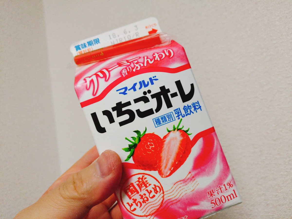 いちごオレを凍らせるだけでお手軽デザートになるからこの時期オススメ