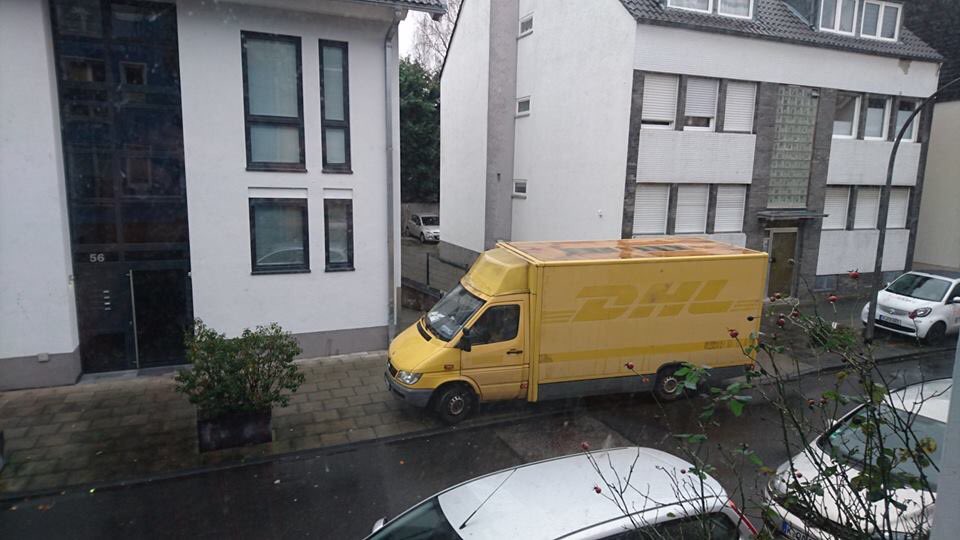 papakoffer's tweet photo. ☕☕☕
"Die Story dahinter"
Eigentlich müsste unsere Lieblingsfarbe ja gelb sein ... Fast jeder Tag im letzten Jahr war spannungsgeladen, wenn der gelbe DHL-Wagen vorfuhr. Jedes Paket brachte soviel Freude! 💚 #postistda #dhl #vorfreude #gelb #ueberraschung #papakoffer #papabox https://t.co/VLxVBG7A6t