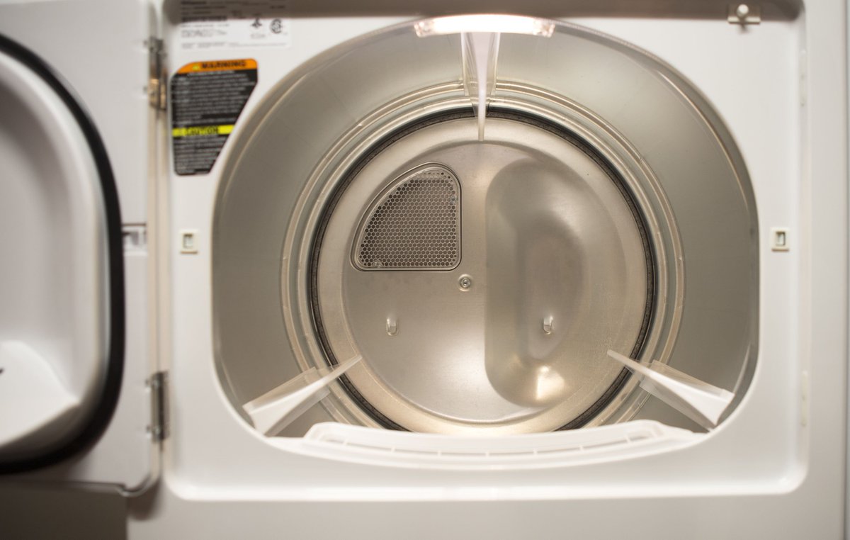 YourLCUB's tweet photo. One of the best places to save on your electric bill is your dryer. Using a dryer that senses when your clothes are dry will save energy and extend the life of your clothes. Make sure your dryer vent seals tightly when the dryer is not in use. #LCUBTip #GoingTheExtraMile https://t.co/C2HuVLWf94