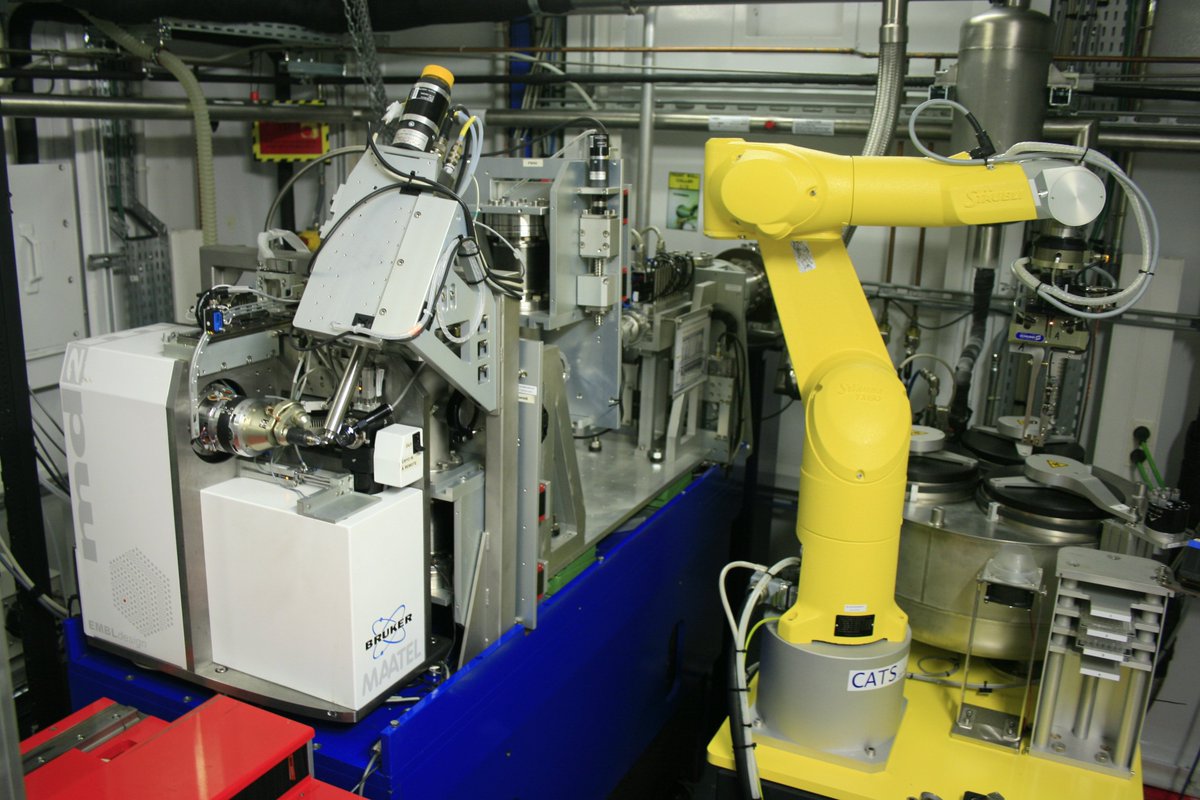 ALBAsynchrotron's tweet photo. #Lunes de #QueEs! Esta semana os mostramos el interior de una #lineadeluz del #sincrotrón: de #cristalografía de #proteínas, para preguntaros... ¿qué creéis que hace el aparato amarillo? 🤔🧐
No us talleu gens i comenteu què creieu que és! ⬇️ La resposta #dilluns que ve 😉 https://t.co/jIR4HmJiuZ