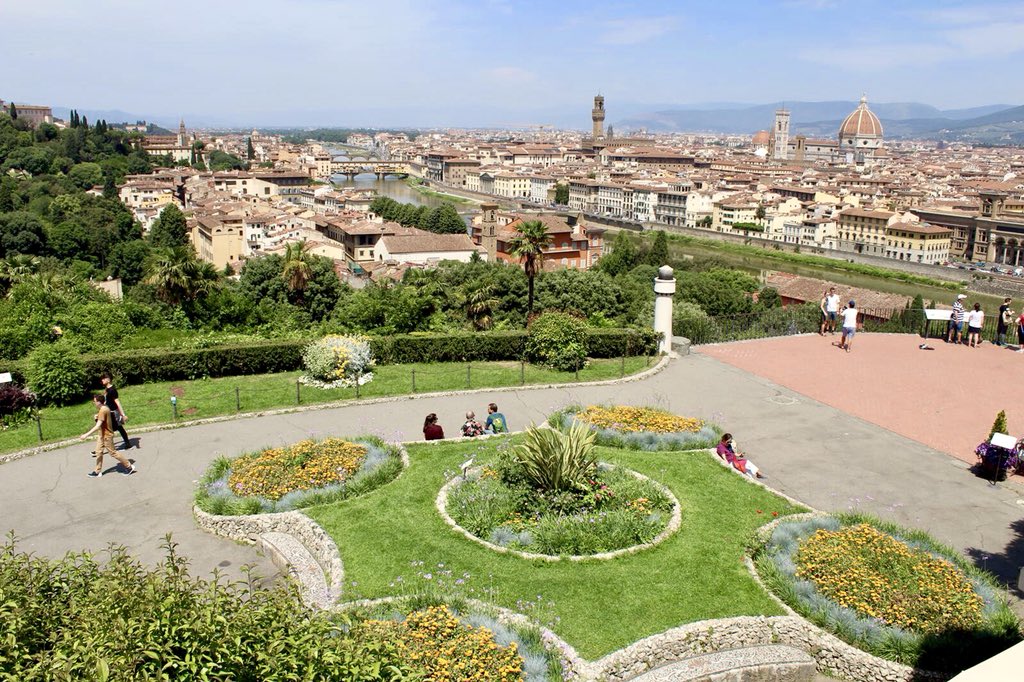 DarioNardella's tweet photo. Le aiuole di #Firenze sono belle e fiorite. Per me sono questi i piccoli passi avanti per una città più curata, anche se c’è ancora molto da fare. Grazie di cuore ai giardinieri comunali per il loro lavoro! 🌱#firenzecambia https://t.co/1TFP0KoOrG