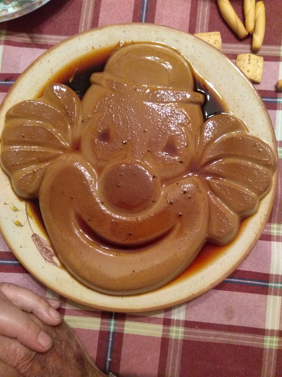 EmiliaMChef4's tweet photo. Buenos días?? un flan de café que pusimos en el cumpleaños de mi nieta espero que os guste https://t.co/MEq2nuyoL2