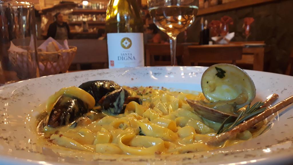 carolasupersun's tweet photo. Este finde en #rutagastronómica por #Villarrica y #Pucón visité estupendoscrestaurants como #HestiaYBacco 👏🍷#CocinaDeAutor mediterránea con toques españoles. 70% pescados y mariscos. Lindo y amable lugar en fresia 246 pucón 🌈📸 Pronto crónica para @Chilegast  👍🍛 #gastronomía https://t.co/6VrTvh0Wuf