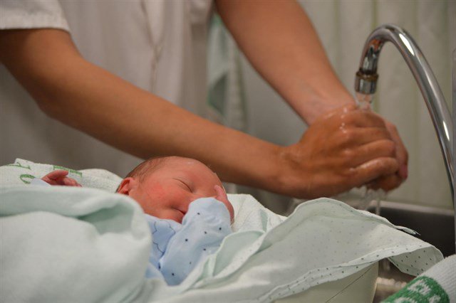 Seguridad Paciente Higiene Desde La Cuna De Ana Maria Fernandez Especialista Interna Residente En Ginecologia Y Obstetricia Del Huvv Sas 1º Premio Del Concurso De Fotografia De Higienedemanos 2º Y 3º