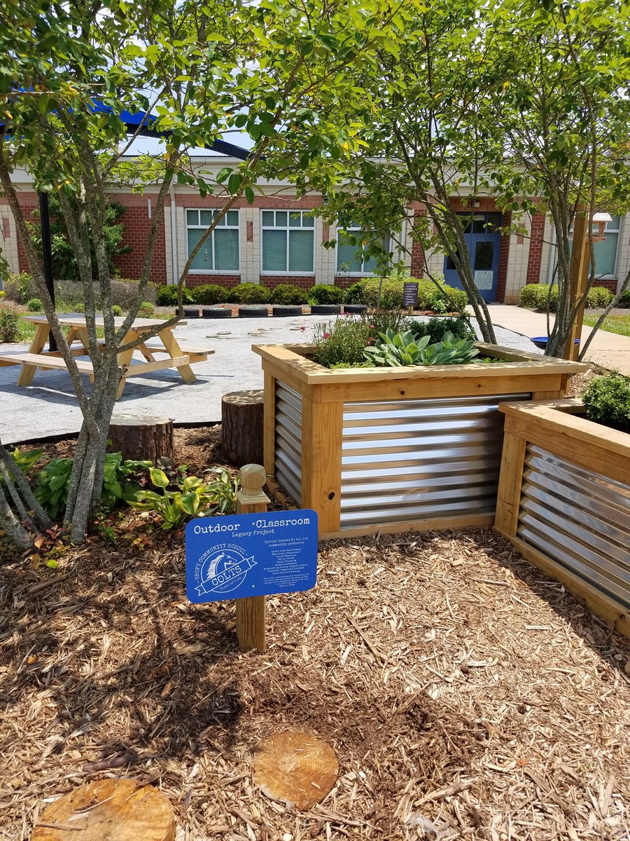 croftpta's tweet photo. We dedicated our new Outdoor Classroom this morning. This was truly a community effort, and we are incredibly grateful for all the support that helped us bring this project to fruition. @NLCCMS @NLCSUP @CharMeckSchools #outdoorclassroom https://t.co/KXwkVSSLBP