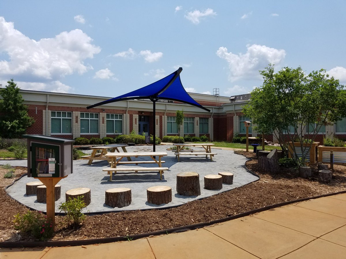 croftpta's tweet photo. We dedicated our new Outdoor Classroom this morning. This was truly a community effort, and we are incredibly grateful for all the support that helped us bring this project to fruition. @NLCCMS @NLCSUP @CharMeckSchools #outdoorclassroom https://t.co/KXwkVSSLBP