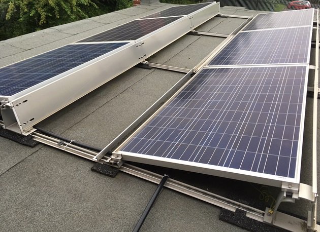 Read our latest blog on How to Manage Roof Safety with Fragile Solar Panels roofco.co.uk/news/how-to-ma… #roof #safety #solar #panels #fragile #edge #protection #roofco #freestanding
