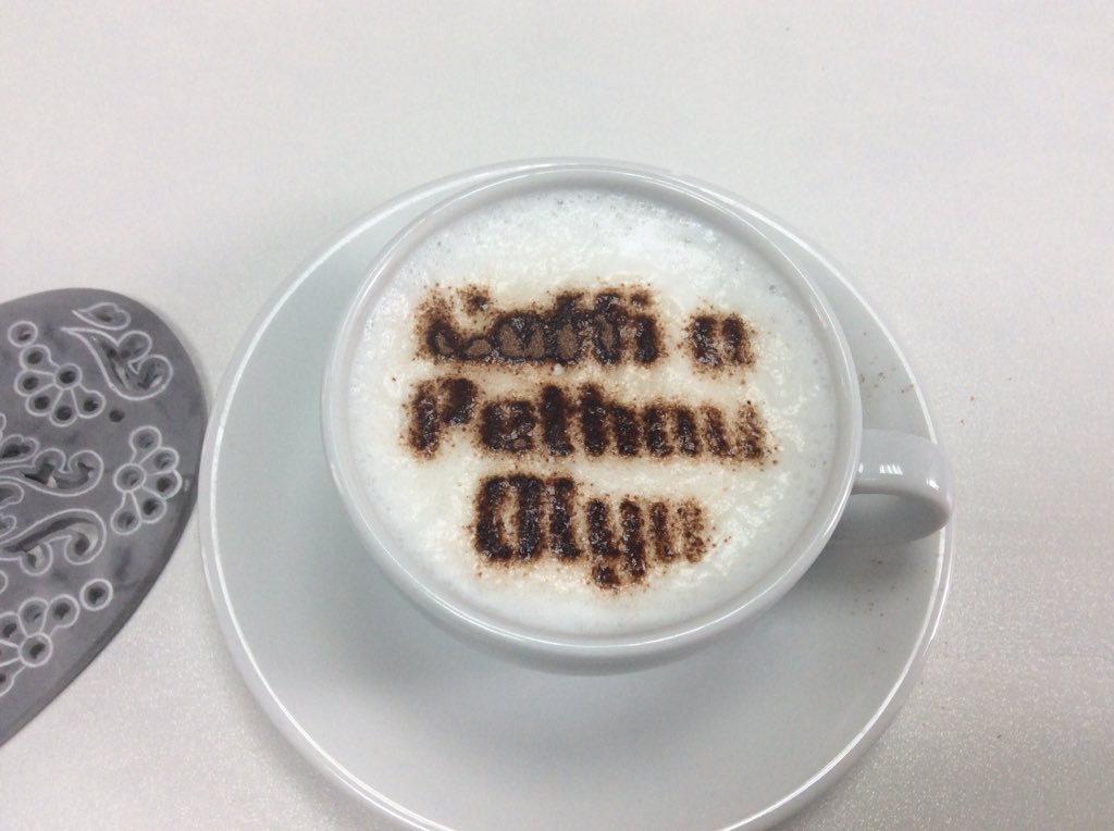 PethauOlyv's tweet photo. Am ddished a chlonc - wel dyma’r lle
Eisteddwch I lawr - rhowch y byd yn ei le. #merchedywawr #caerfyrddin #womensinstitutes

Gyda Olive a Yvonne yn Pethau Olyv, yn San Clêr. https://t.co/0D9FSzNGnw