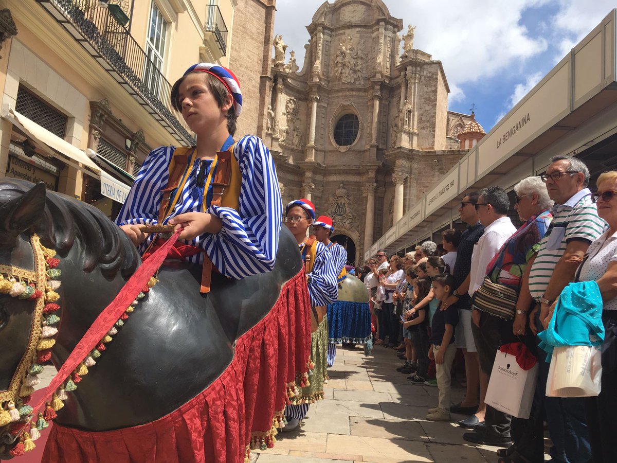 elpilarvalencia's tweet photo. Ayer, como cada año, alumnos del Pilar participaron en la #CavalcadaDelConvit, dentro de las fiestas del #CorpusVLC que se celebran en la ciudad. #Corpus18 #CorpusVLC @festesdeVLC #AmicsDelCorpusValencia https://t.co/pFrD2Lax7c