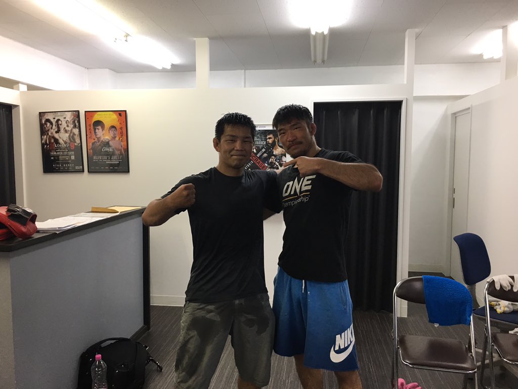 ando_koji's tweet photo. 濱岸さんとQUINTET用グラップリングスパー!今日もハードなスパーありがとうございました!今回は会場に行けないのが悔やまれますが、6/9AmebaTVで全力で応援しています。頑張って下さい!
#QUINTET #グラップリング #NEVERQUIT #濱岸正幸 #Commandar https://t.co/91b4upPgNp
