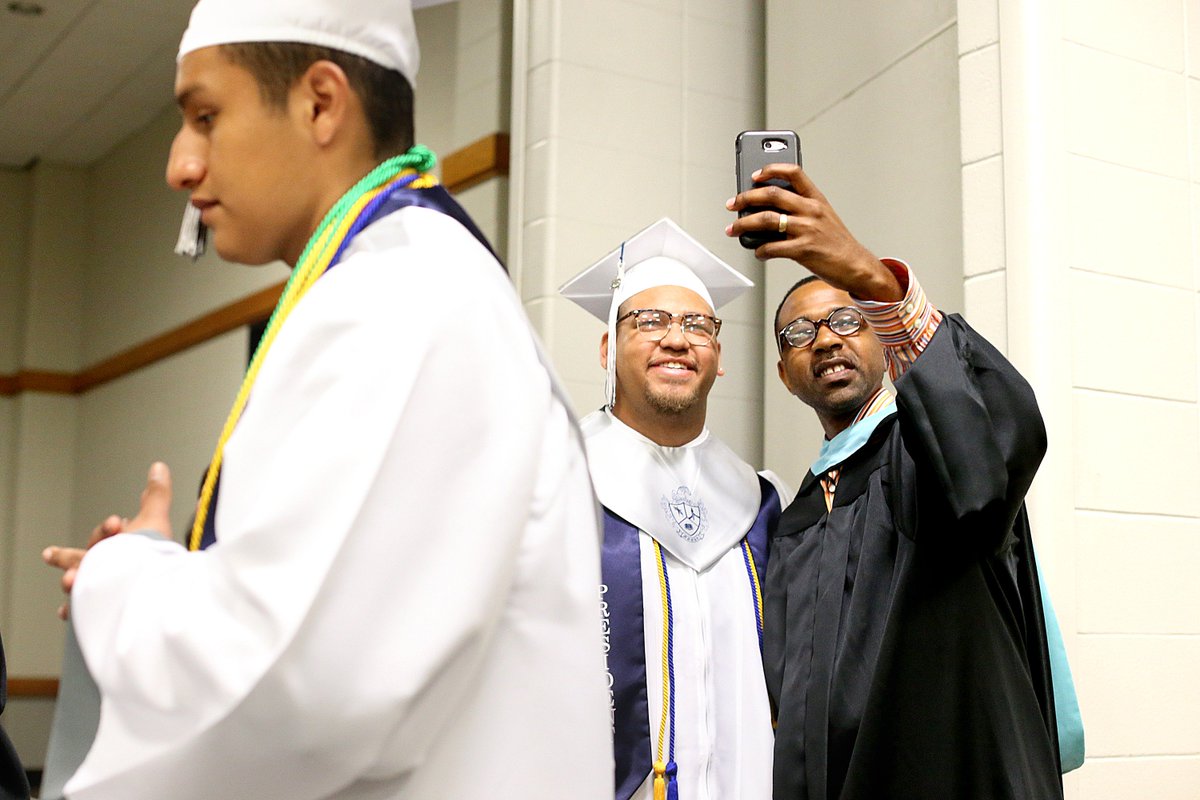 JCPSKY's tweet photo. Congrats to the @mooremustangs Class of 2018! Head over to our Facebook page to check out our entire graduation photo album.
πΈ: https://t.co/k72IwauTtI
#WeAreJCPS #JCPS2018 π#KnowMoore https://t.co/zIP7FVBkkf