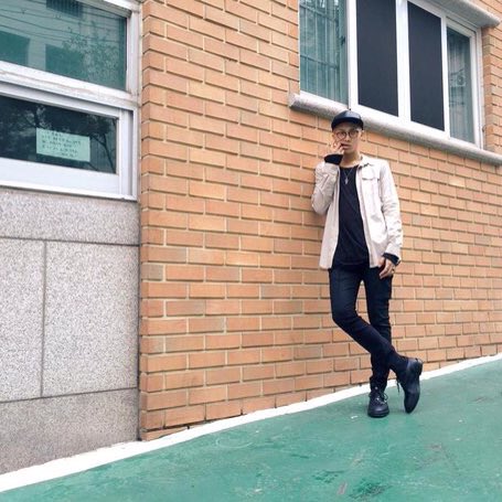 FULLSUNlNC's tweet photo. #KimDaily? never heard of her i only know #EmDaily
—#ARMYSelcaDay ☼ https://t.co/j8f8aB9bwI