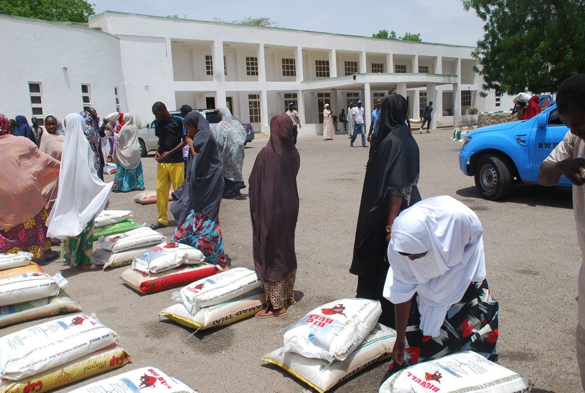 mohammedswot1's tweet photo. The support for Widows,Orphans &amp;Tsangaya(SWOT)Distribute RAMADAN KAREEM GIFT2 WIDOWS &amp; ORPHANS OF D FAMILIES OF D LATE GALLANTS CIVILIAN J.T.F
(BORNO YOUTH VANGUARD)who sacrifice their lives ind fight against Boko Haram. @Insidearewa @kujarima @BornoGovt @FBShehu @TVCNews_Africa https://t.co/VWoBXJI8Xr