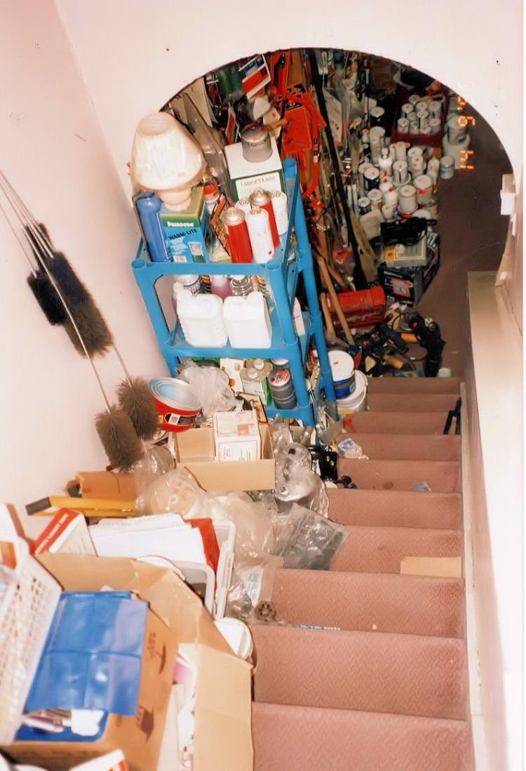 ErieMutual's tweet image. #ReduceYourRisk by ensuring any and all stairways are free of clutter. Blocking your stairs may eliminate a #secondwayout of your home in fire emergency, and also make it difficult for firefighters entering the home. #FireSafety