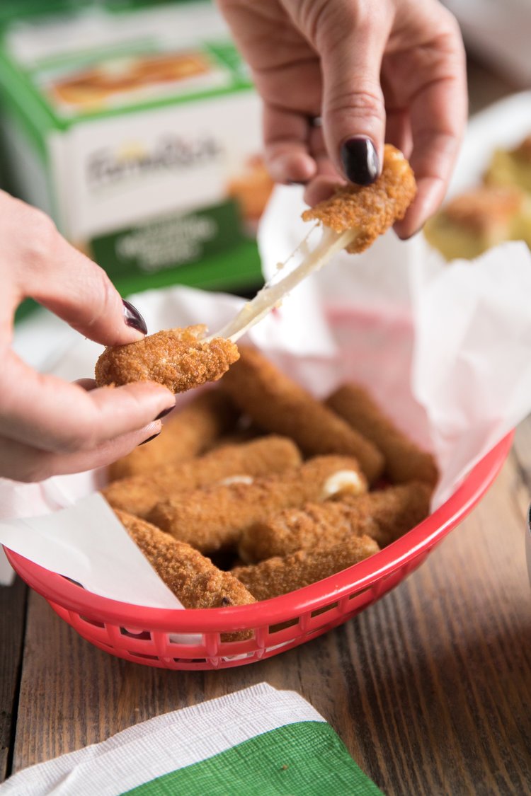 It’s #NationalCheeseDay! Stay calm, we’ve been training for this all year.💪🏽🧀
(📷<a href="/CookWithJanica/">Cooking With Janica</a>, <a href="/SavvySavingCoup/">Amy & Jared</a>, <a href="/theforkedspoon/">The Forked Spoon</a>)