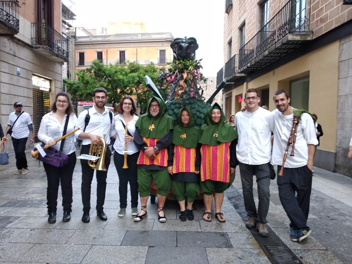 Ahir vam acompanyar el Drac de Ciutat Vella al seguici de #Corpus de #Barcelona. Tot un plaer!
instagram.com/p/Bjk-oBID0ij/…