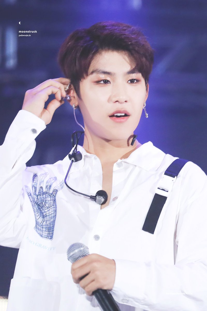 PARKWOOJINkr's tweet photo. HD 180603 워너원 월드투어 ONE: THE WORLD #박우진 #우진 #깐우진 https://t.co/lz1MjTfl61