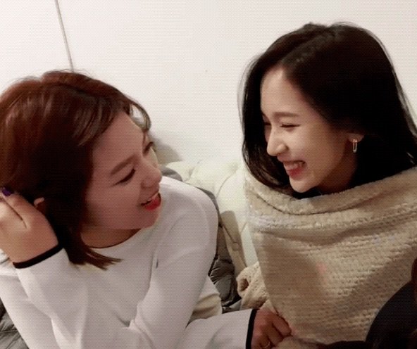 mesmerizingmina's tweet photo. @appajeong They really have a lack of official pictures lol. Yet I can't pick lol. Probably the kissing one? It looks cute.
#okitrustyou https://t.co/rbIACk4wxl