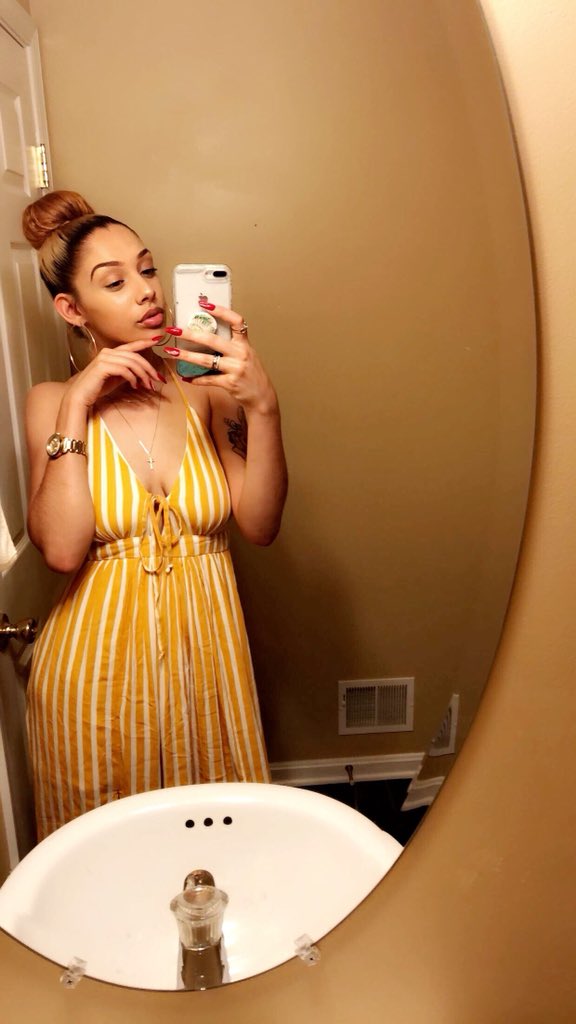 KayonlyONE_'s tweet photo. The girl in the mirror. ♥️
#3Monthspostpartum 💋 https://t.co/qAK0PVQ0EE