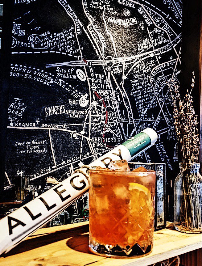 Hello World! It’s International Negroni Week!!!! 🥃
Our skilled bartenders are ready for you! Come in and have a #negroni to set the right tone for the week 😻
•
•
#negroni #broadgatecircle #italy #campari #gin #vermouth #cocktails #negroniweek2018 #negroniweek #monday #ginjoy