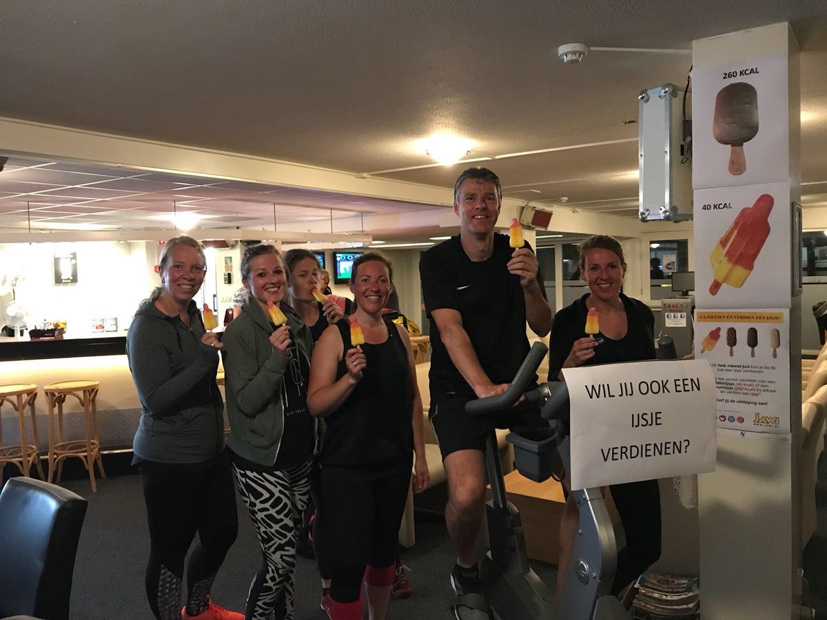 Wachtrijen om te fietsen voor een ijsje...maar deze kanjers deden het! Wie volgt? Doe ook mee in de maand juni met onze actie: Fiets het aantal calorieën van een rakerijsje(40 calorieën) of een magnum (260 calorieën) bij elkaar en win een ijsje!