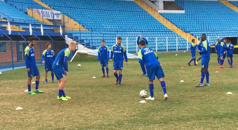 AvaiFC's tweet photo. Avaí treinou pela manhã e já iniciou viagem para São Luís-MA, onde nesta terça-feira (5), enfrentará às 20h30min o @scfcoficial pela 9ª rodada da Série B.  https://t.co/E40bhK3ljG https://t.co/FR0urcAj6R