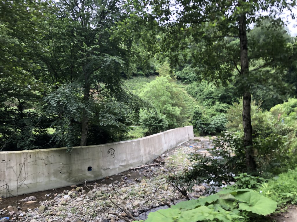 DSİ’nin “dere ıslahı” uygulamalarını acilen ıslah etmek lazım. Artvin’in muazzam güzellikteki dereleri HES’lerin elinden kurtulsa DSİ’nin elinden kurtulamıyor.

Doğal yatağında, nakış işler gibi nazikçe yaklaşmak gereken dereleri hoyratça beton duvarlara hapsediyorlar!